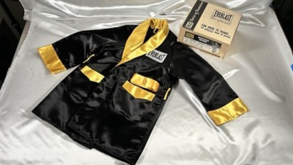 RARE NEW IN BOX, VINTAGE ACETATE SATIN EVERLAST BOXING ROBE Black Gold Size 34